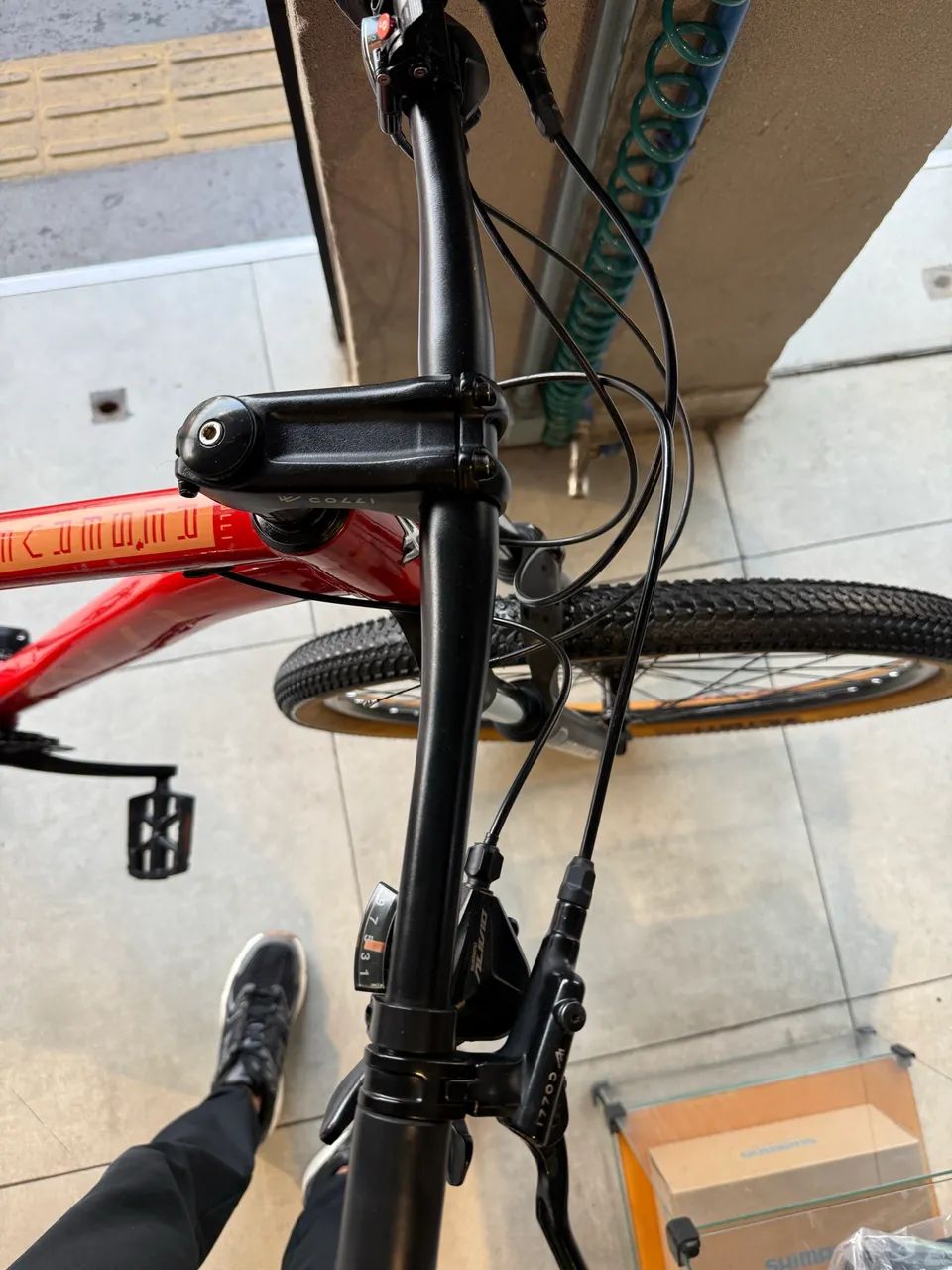 Bicicleta aro 29, 21 marchas, quadro de alumínio e freio hidráulico - Foto 3