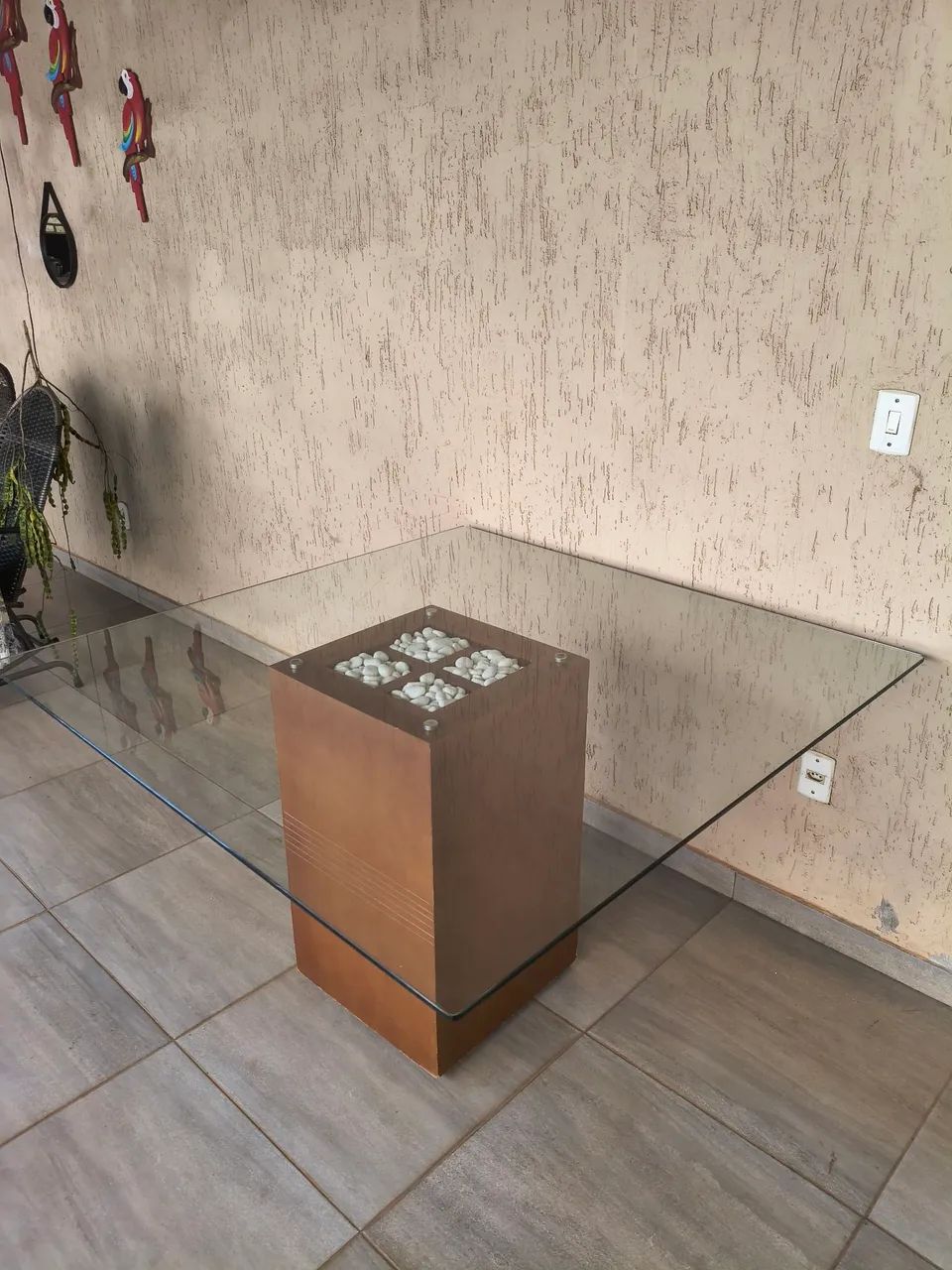 Mesa com tampo de vidro semi nova 