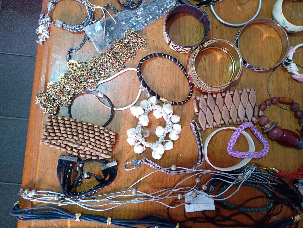 Pulseiras e colares 45 peças diversas  - Foto 3