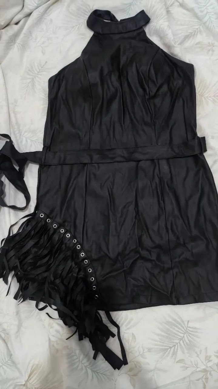 Vestido preto (couro sintético)