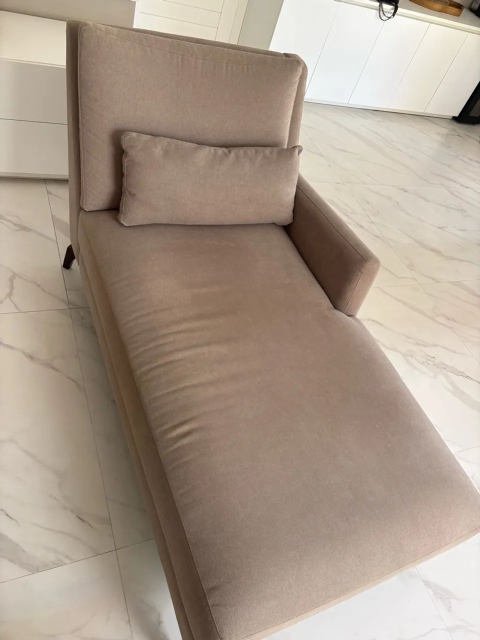 Chaise em tecido cinza