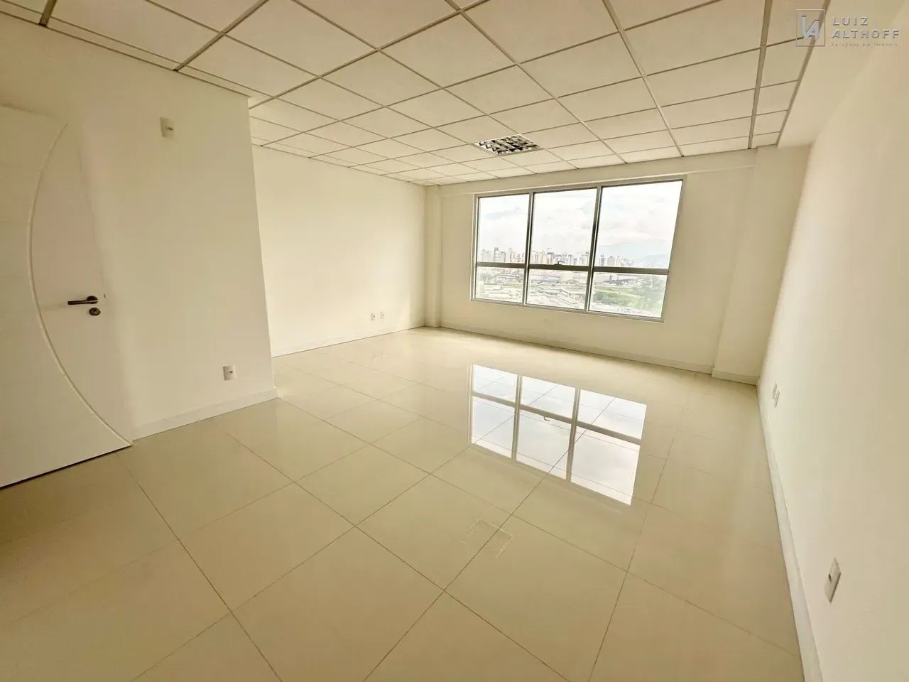 Sala comercial com garagem à venda - Pedra Branca, Palhoça/SC