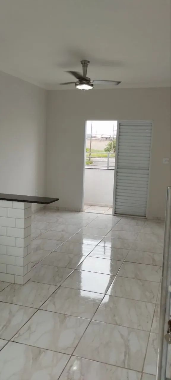 Vende-se / aluga-se apartamento grande com suíte - Foto 2