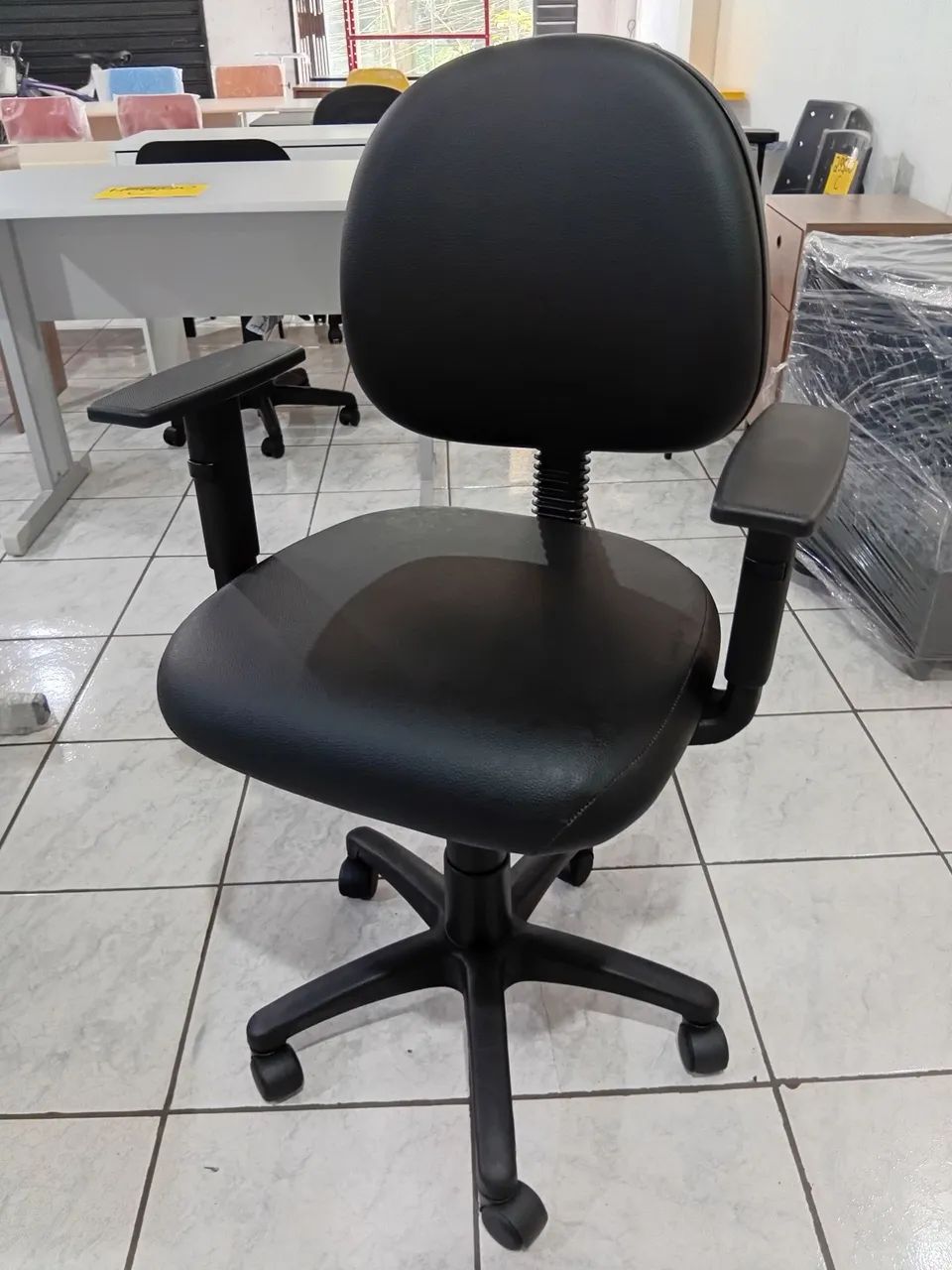 Cadeira com braços para escritório 