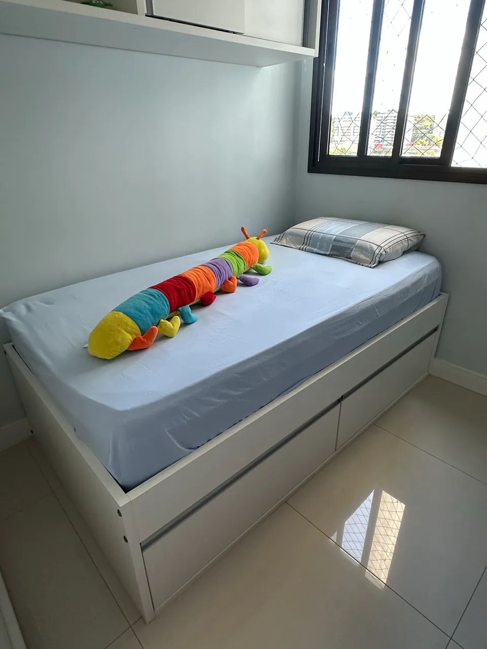 Linda cama de solteiro juvenil com 2 gavetões 
