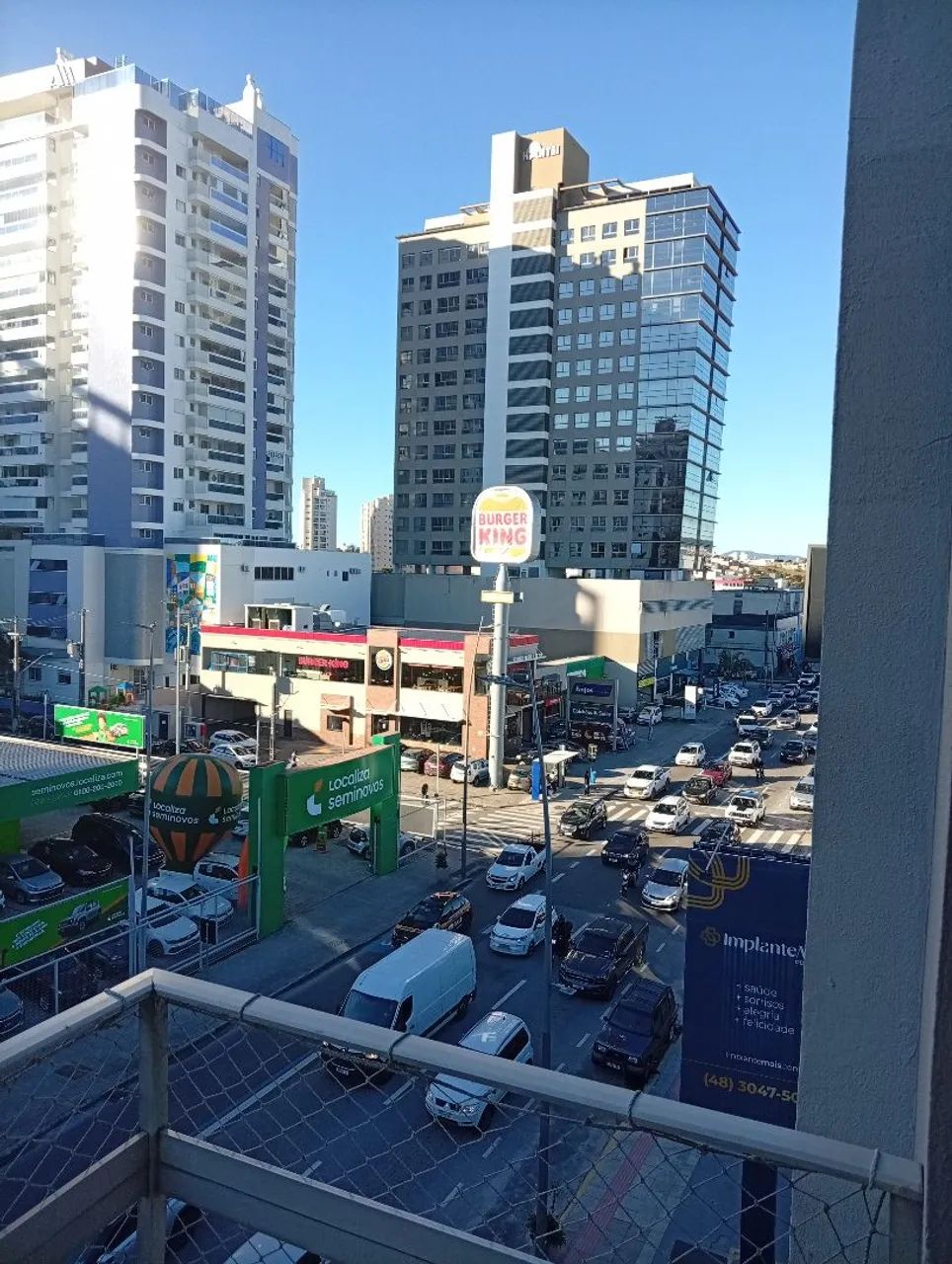 Alugo quarto  ótima localização com varios comércio proX beira mar de são José. 
