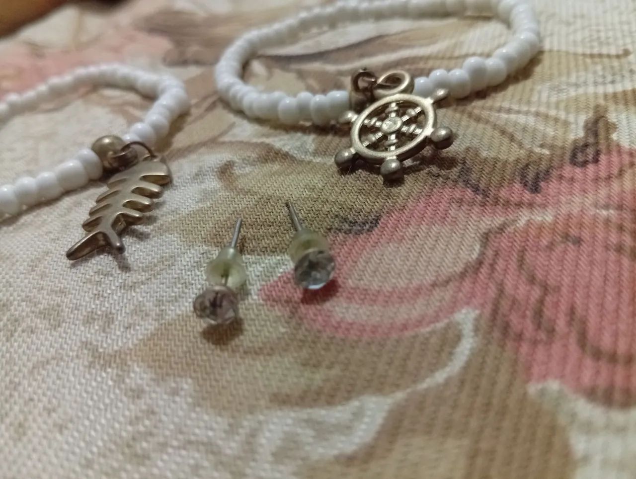 Kit Acessórios: Pulseiras de Miçangas com Pingentes + Brincos Ponto de Luz