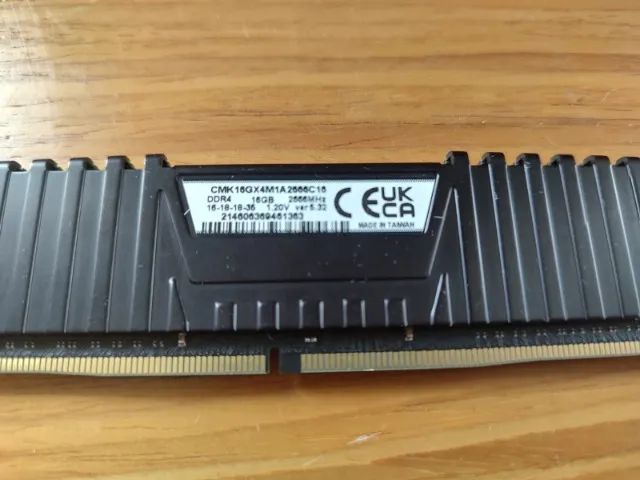 Vendo memória Corsair Vengeance 16GB DDR4 2666MHz, módulo único, funcionando perfeitamente