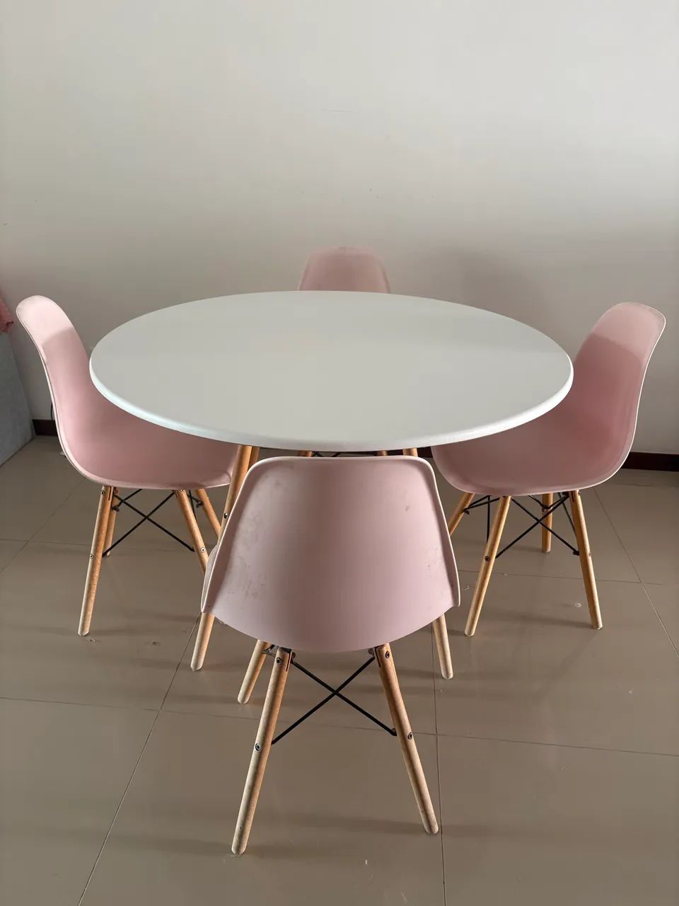 Mesa redonda branca + 4 cadeiras rosa 
