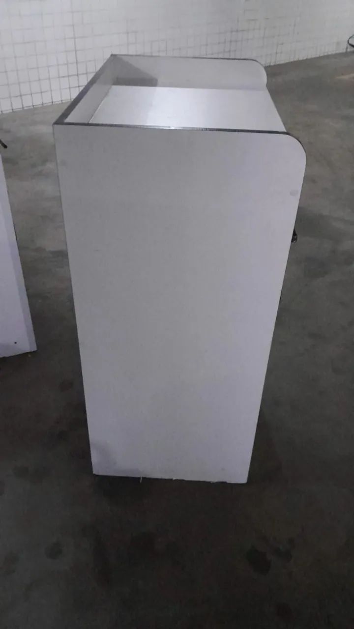 Balcão em MDF branco com porta e chave - 8 unidades disponíveis - Foto 2