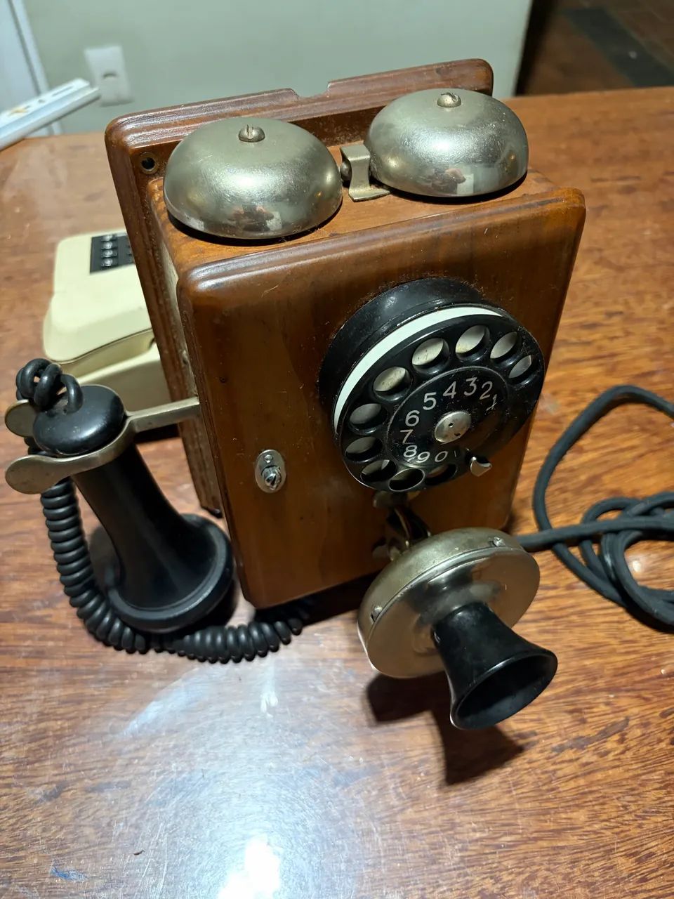 Telefone antigo de parede em madeira - Foto 2