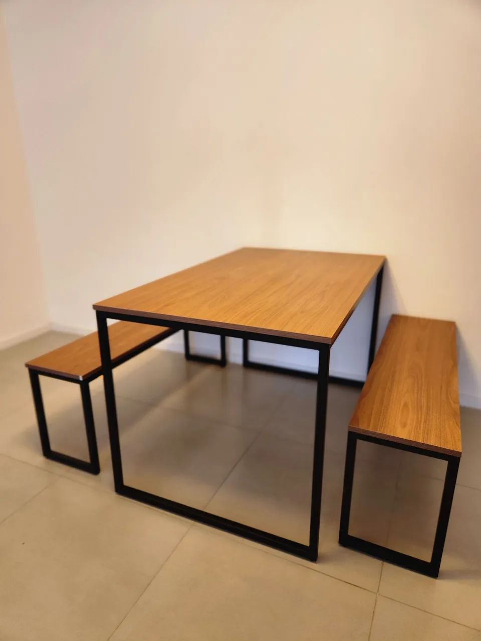 Intacta | Mesa estilo industrial com bancos