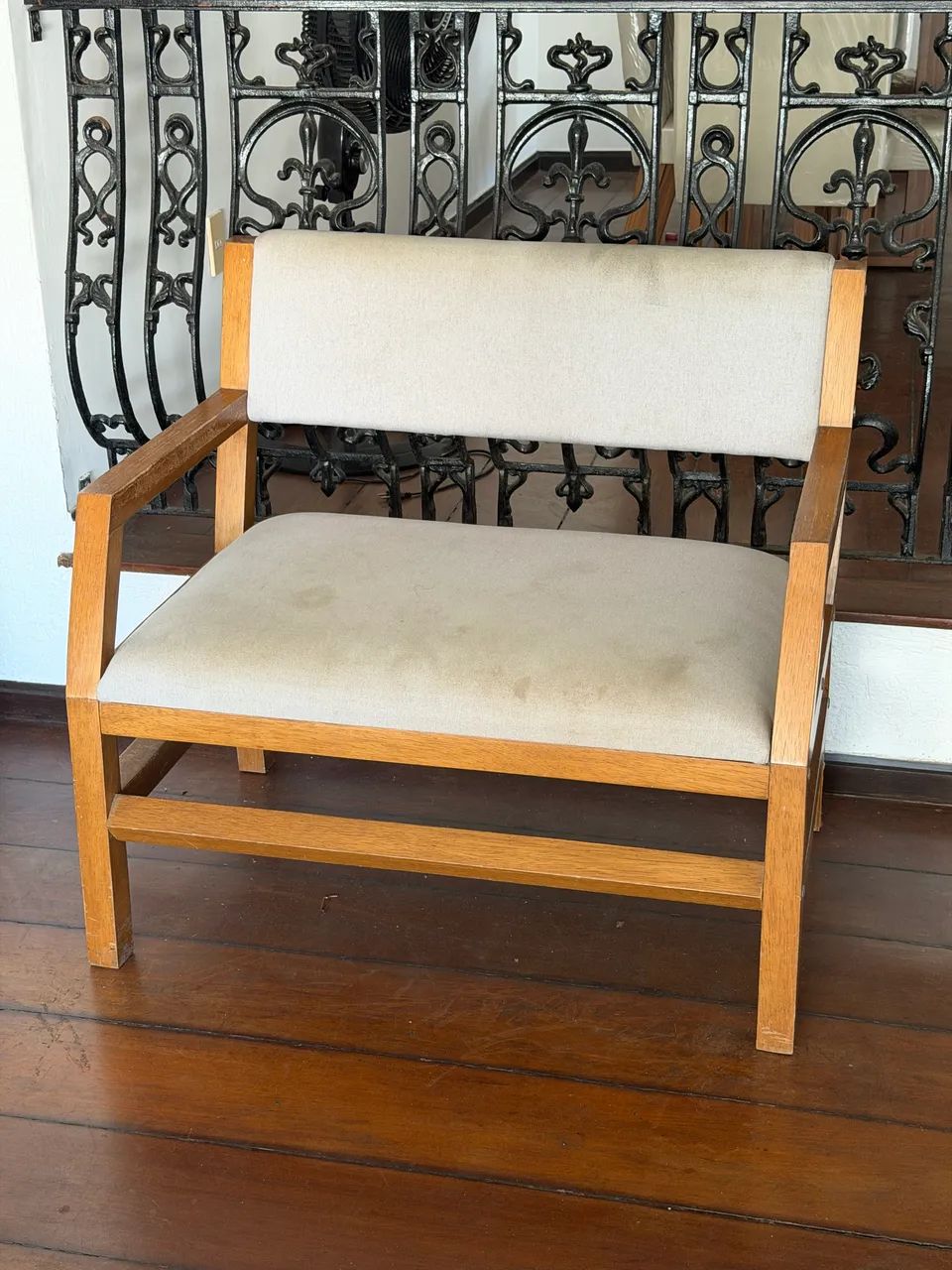 Poltrona de Madeira com Estofado Bege - 1 Lugar