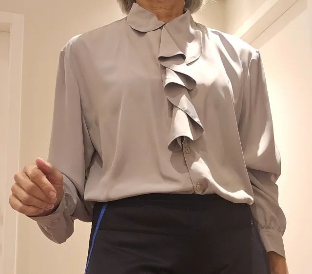 Blusa com babado cinza - Foto 3