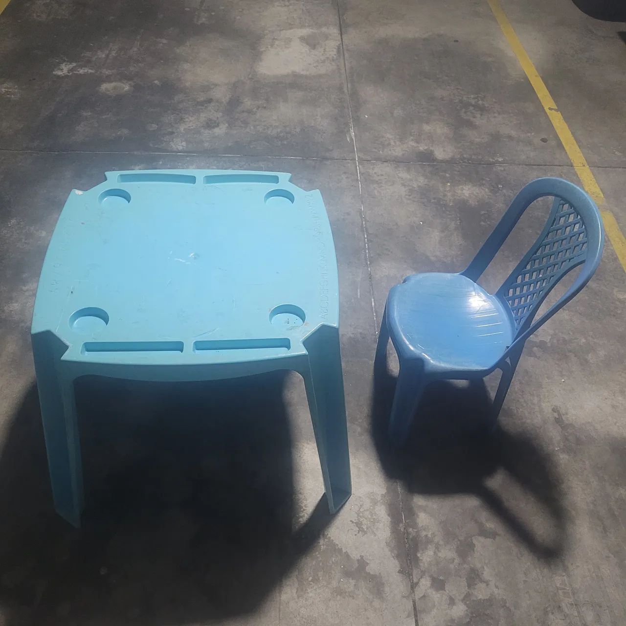 Mesa e cadeira infantil