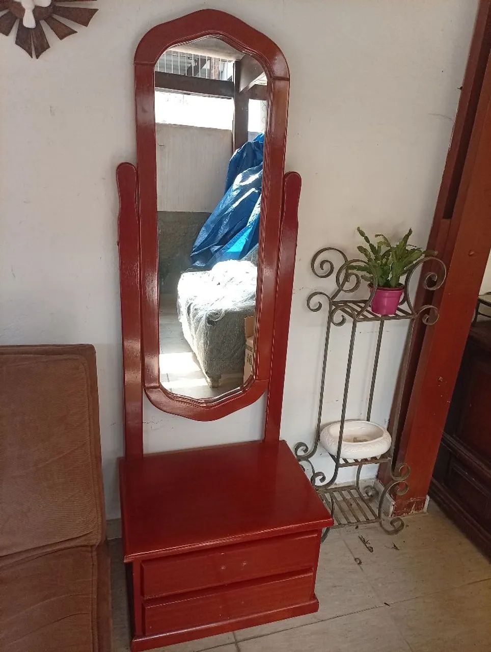 espelho basculante  antigo  com gaveteiro em mogno  