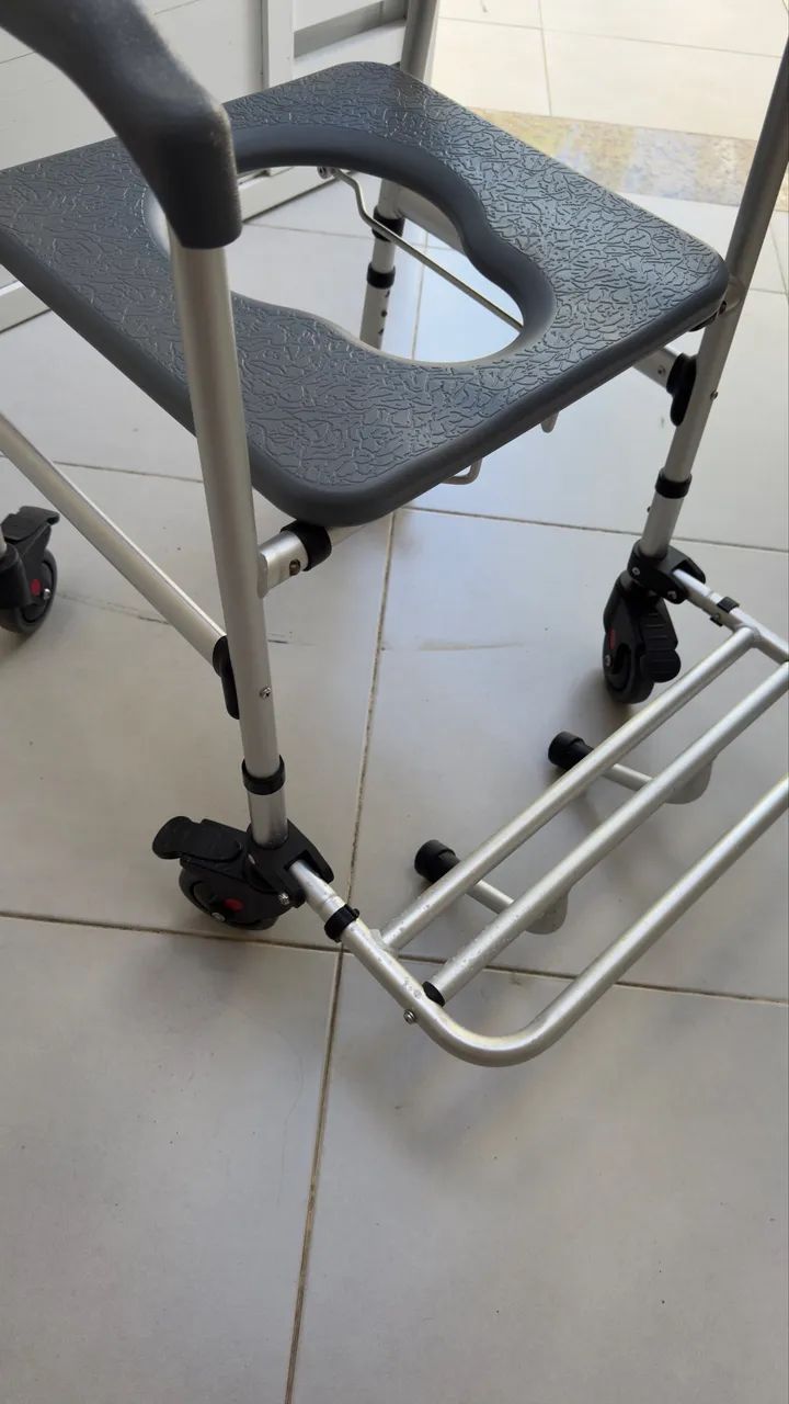 Cadeira de banho em alumínio dobrável  - Foto 3
