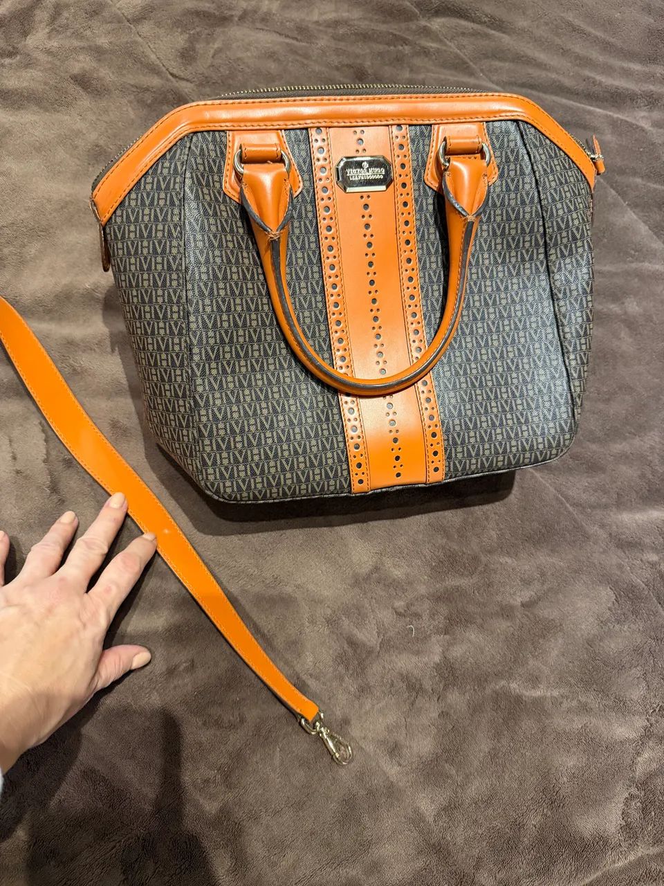 bolsa victor hugo original, com monograma em tons de marrom e detalhes em laranja - Foto 3