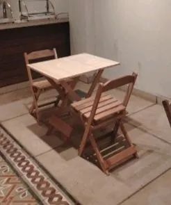 Mesa madeira com 2 cadeiras 