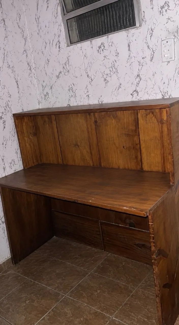Mesa de madeira envernizada 