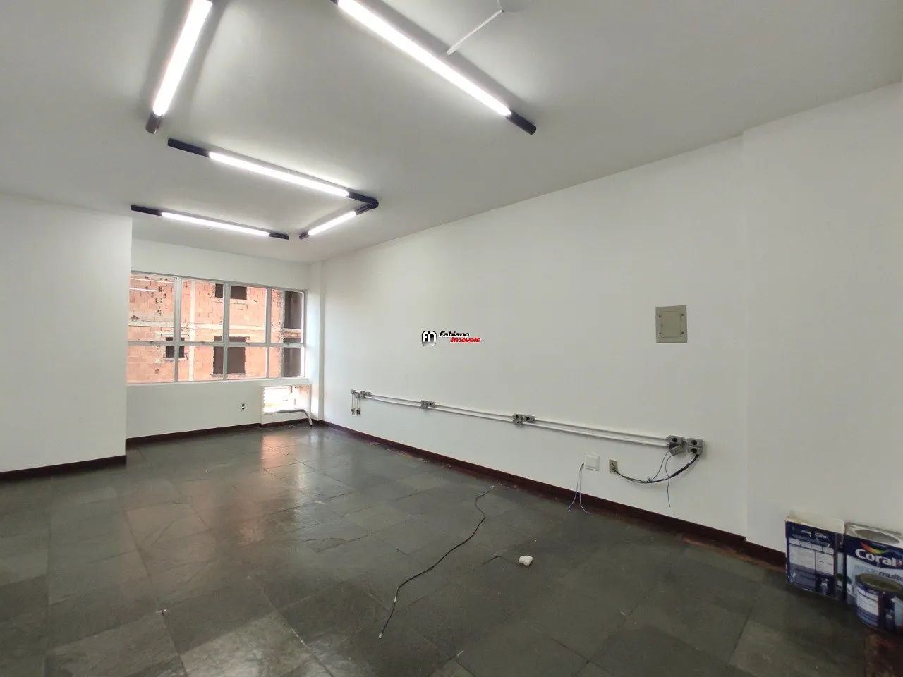 Sala em prédio com portaria e elevador . - Foto 3