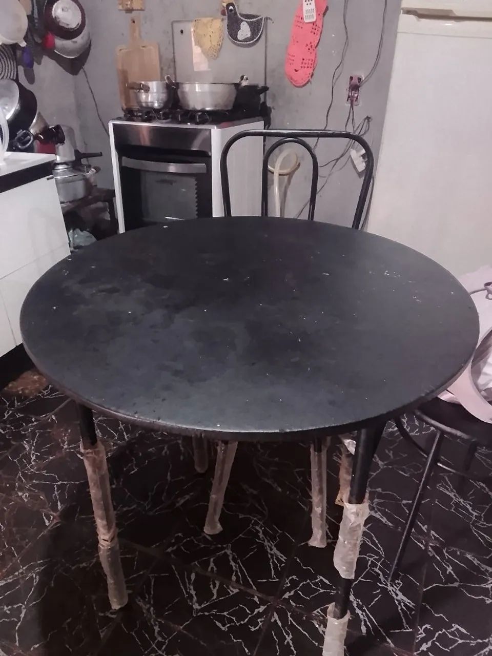 Vendo uma mesa com as cadeiras 