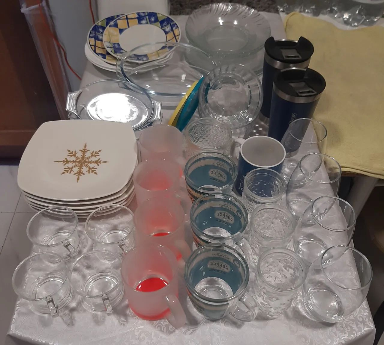 Vendo conjunto de pratos xícaras e copos, pouco usados. Ganhe de brinde 2 copos de ínox. - Foto 4