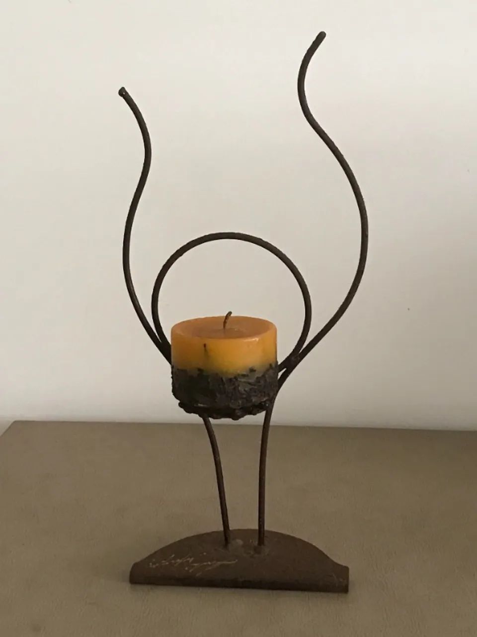 CASTIÇAL ESCULTURAL EM FERRO - PEÇA DE ARTISTA ASSINADA -35CM - Foto 2