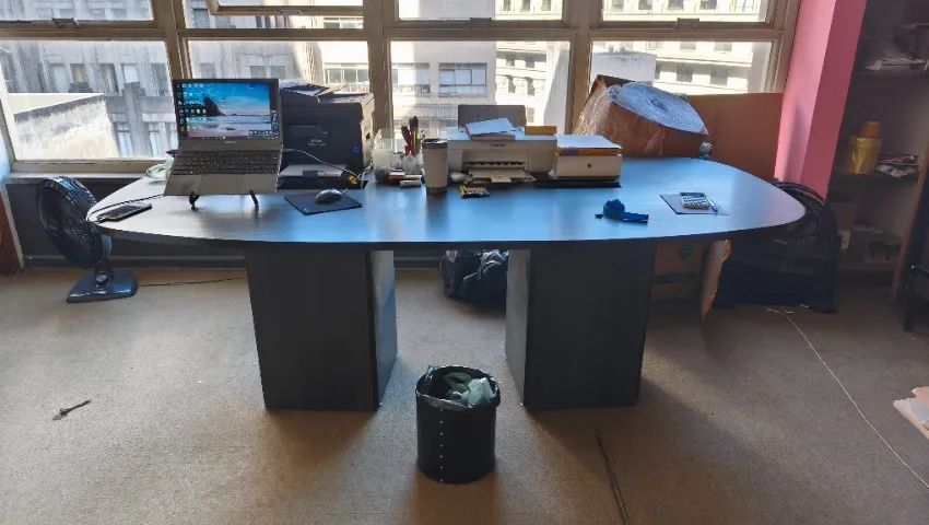 Mesa de escritório com armário na base