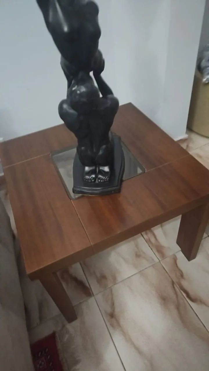 Conjunto de mesas em madeira para sala