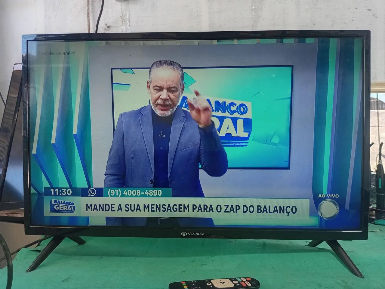 Vendo Smart TV Android 32 polegadas funcionando normal ta com pé e controle, valor 650 rea - Foto 4