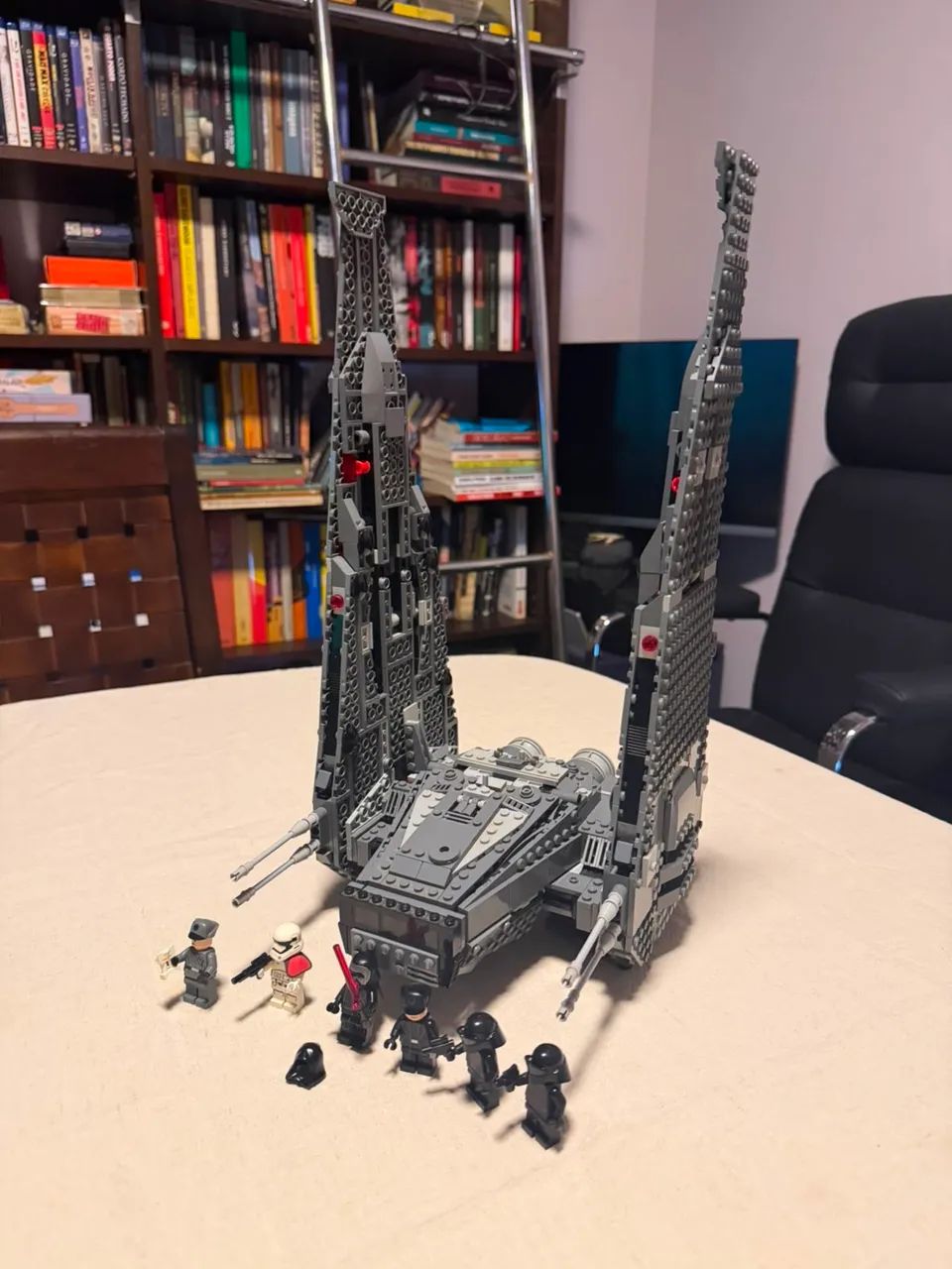 LEGO Star Wars - Kylo Ren?s Command Shuttle - 75104 - 1005 peças - Foto 4