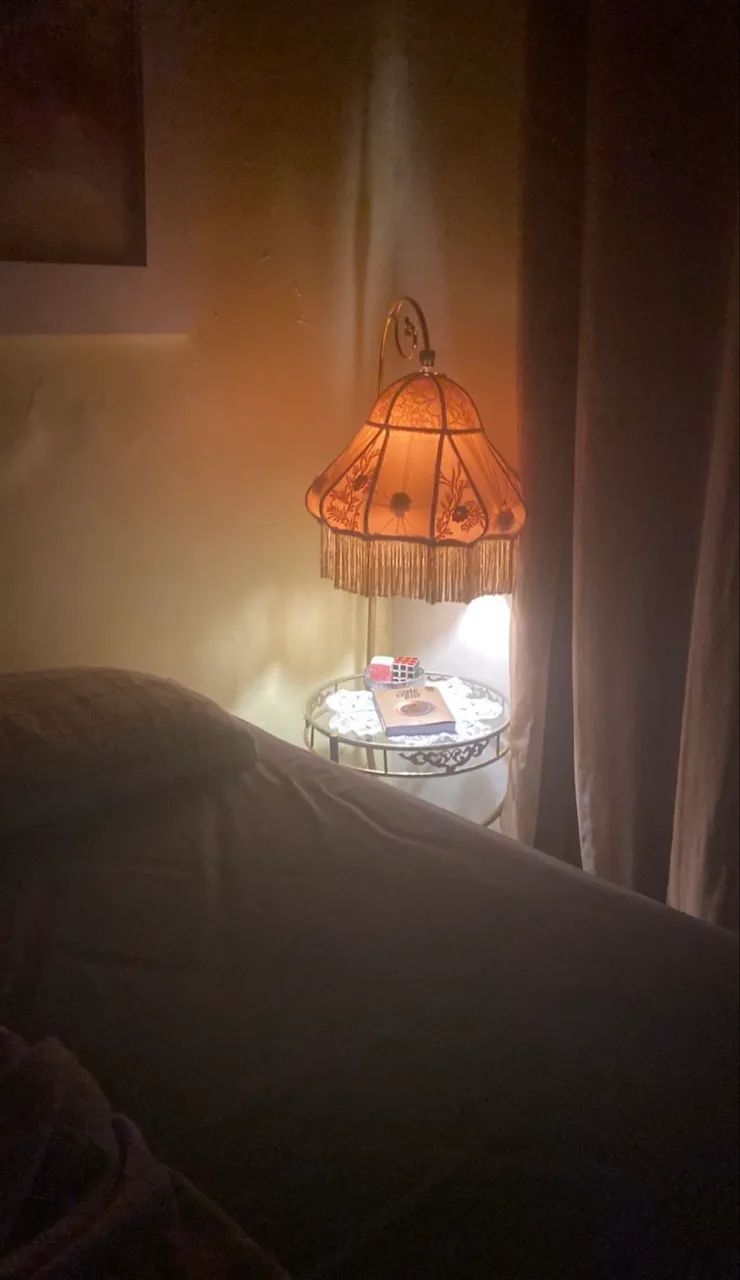 abajur retrô de tecido bege com franjas e detalhes florais rosa toque de charme vintage