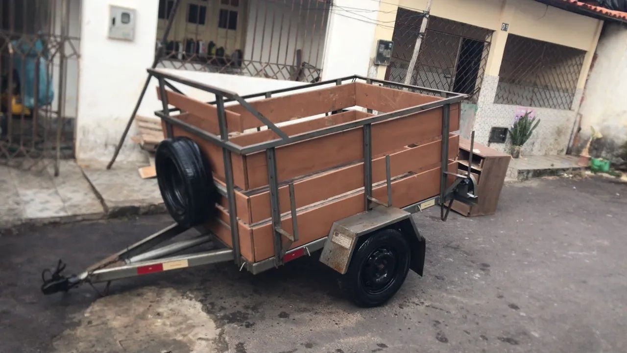 Vendo reboque semi novo emplacado
