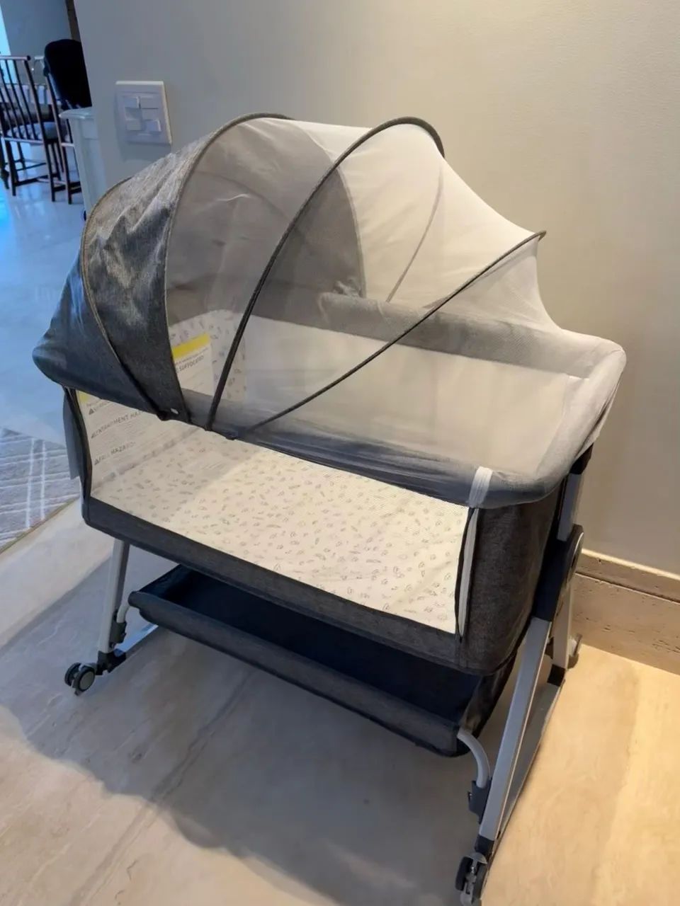 Berço portátil co-bed com 4 rodas e balanço fácil de transportar impecável