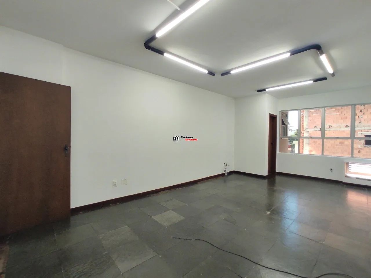 Sala em prédio com portaria e elevador . - Foto 4