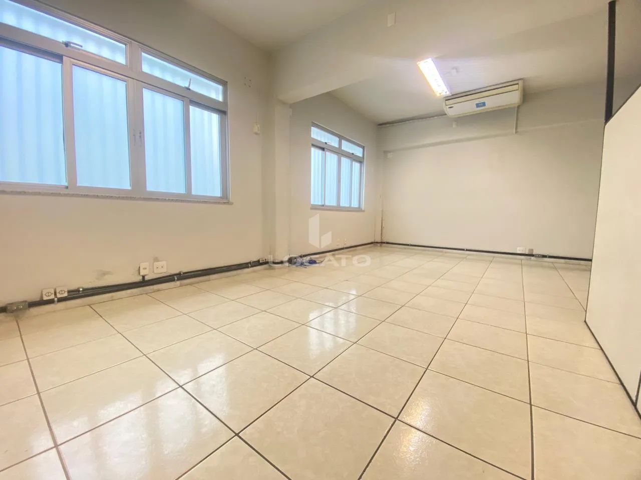 Loja Comercial com ar condicionado, dois banheiros no São Mateus