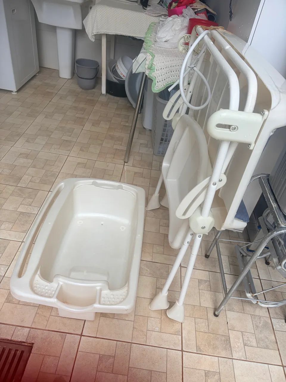 Vendo banheira com suporte e trocador - Foto 3