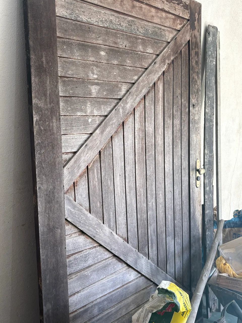 Vendo porta de casa de madeira  - Foto 4