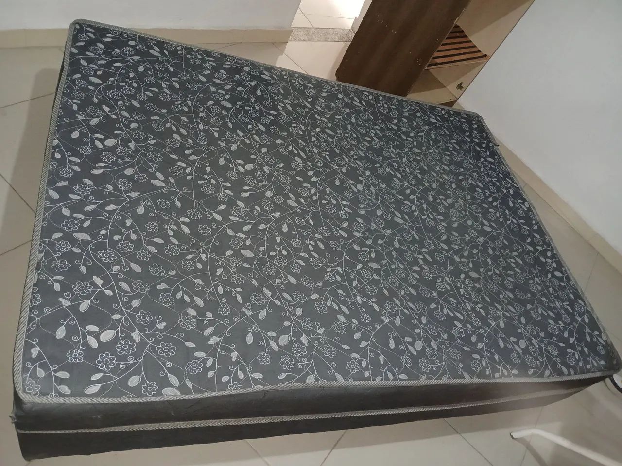 cama de casal box queen usada com colchão. 