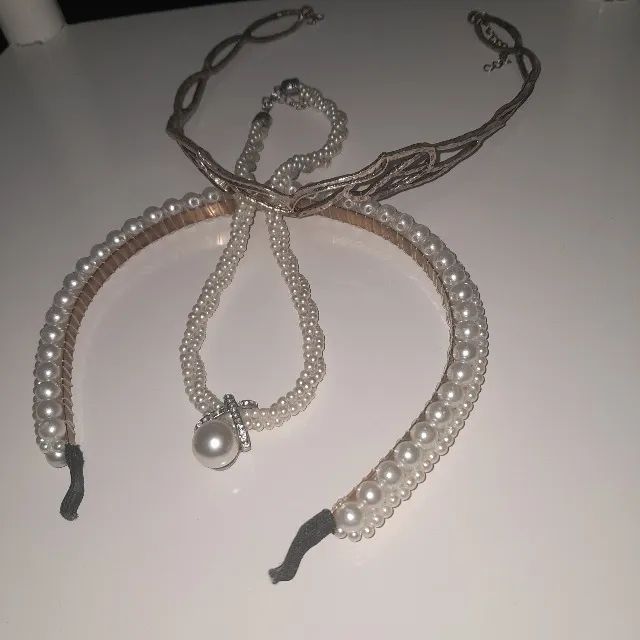 Acessórios para doação: tiaras, colar, cílios postiços
