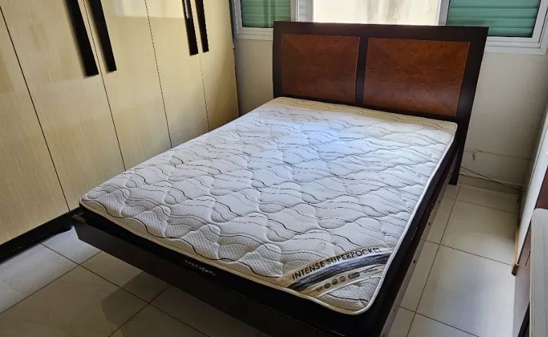 Cama Queen da Casa Verde e Colchão Ortobom usados em bom estado - Foto 2