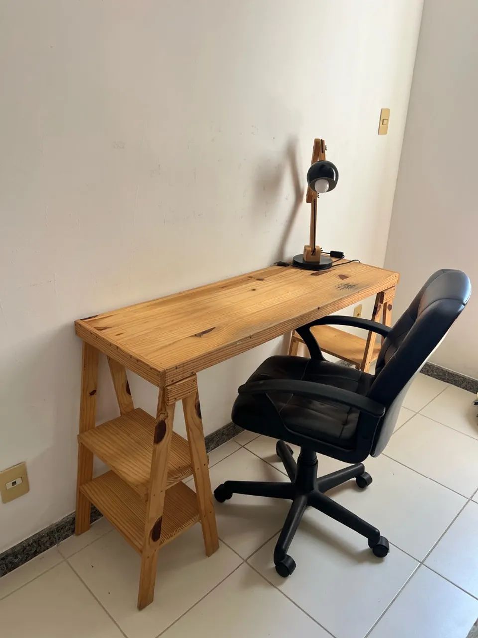 Mesa de estudo com prateleira e cadeira acolchoada + luminária 