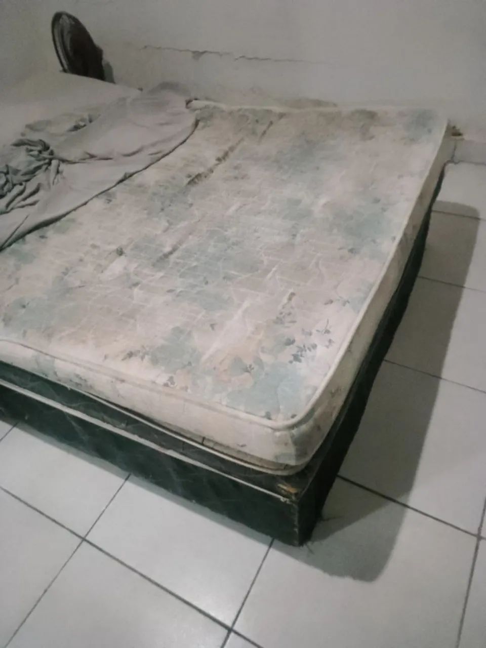 Cama box e colchão usados por 240 ENTREGO 