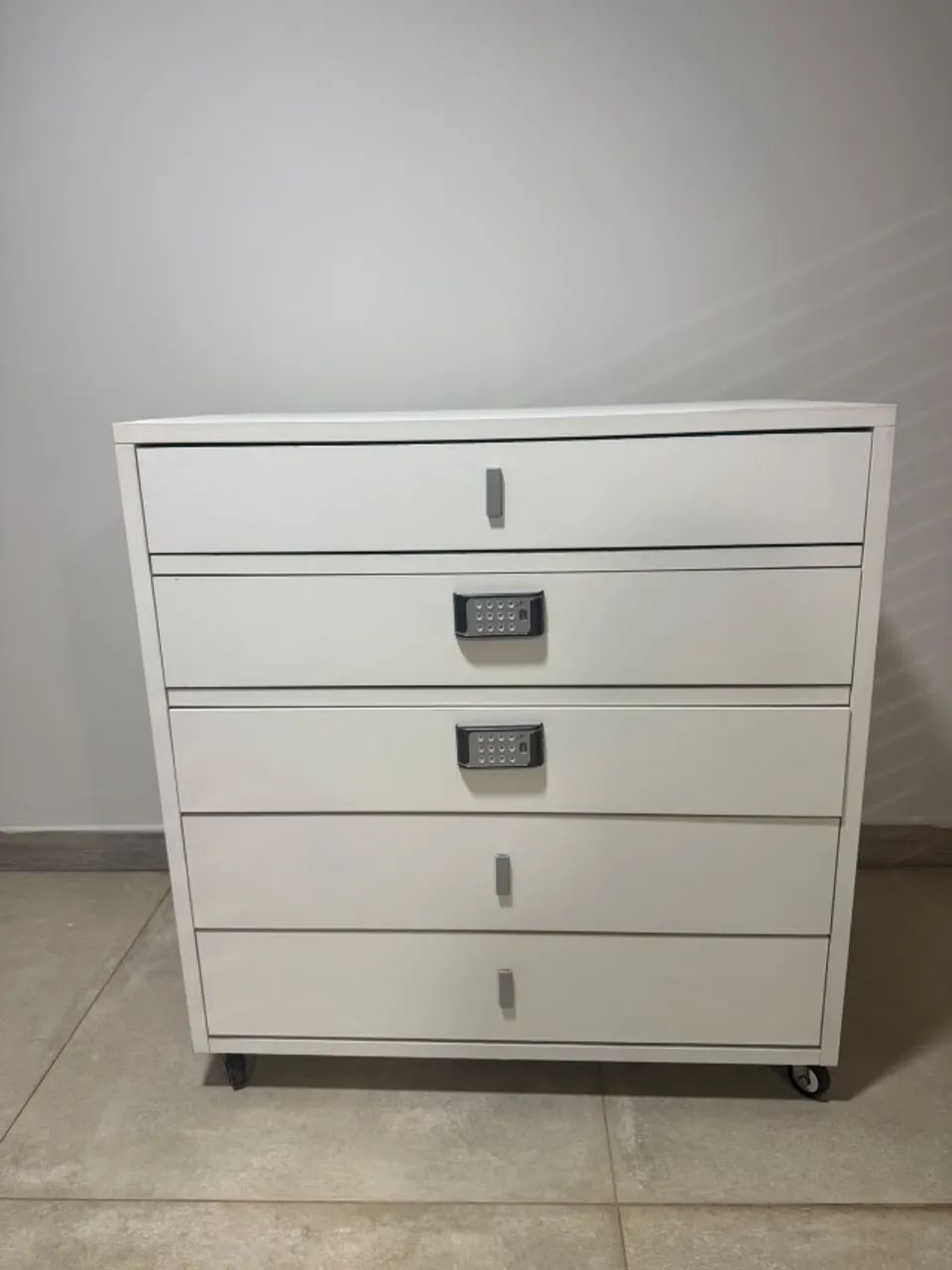 Cômoda grande com gavetas-cofre