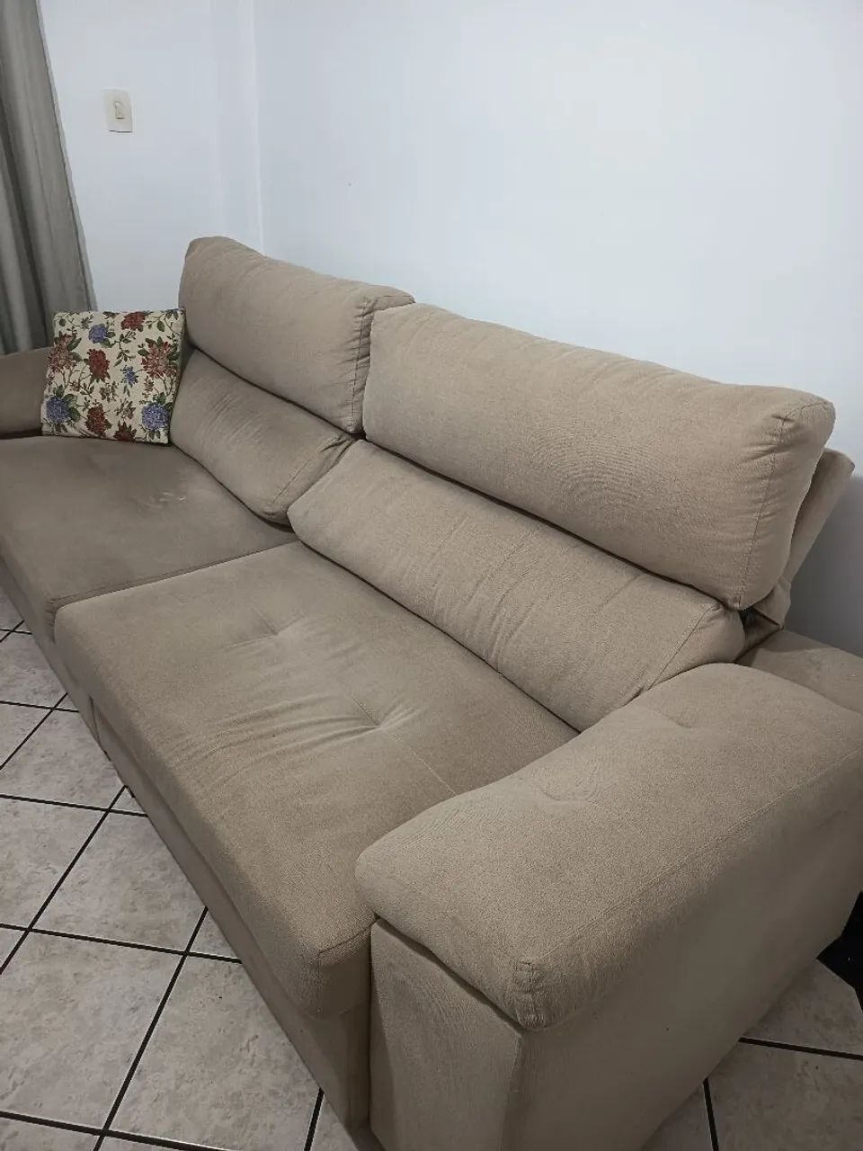 Sofá 4 lugares.bem conservado.sem.nenhum detalhes.