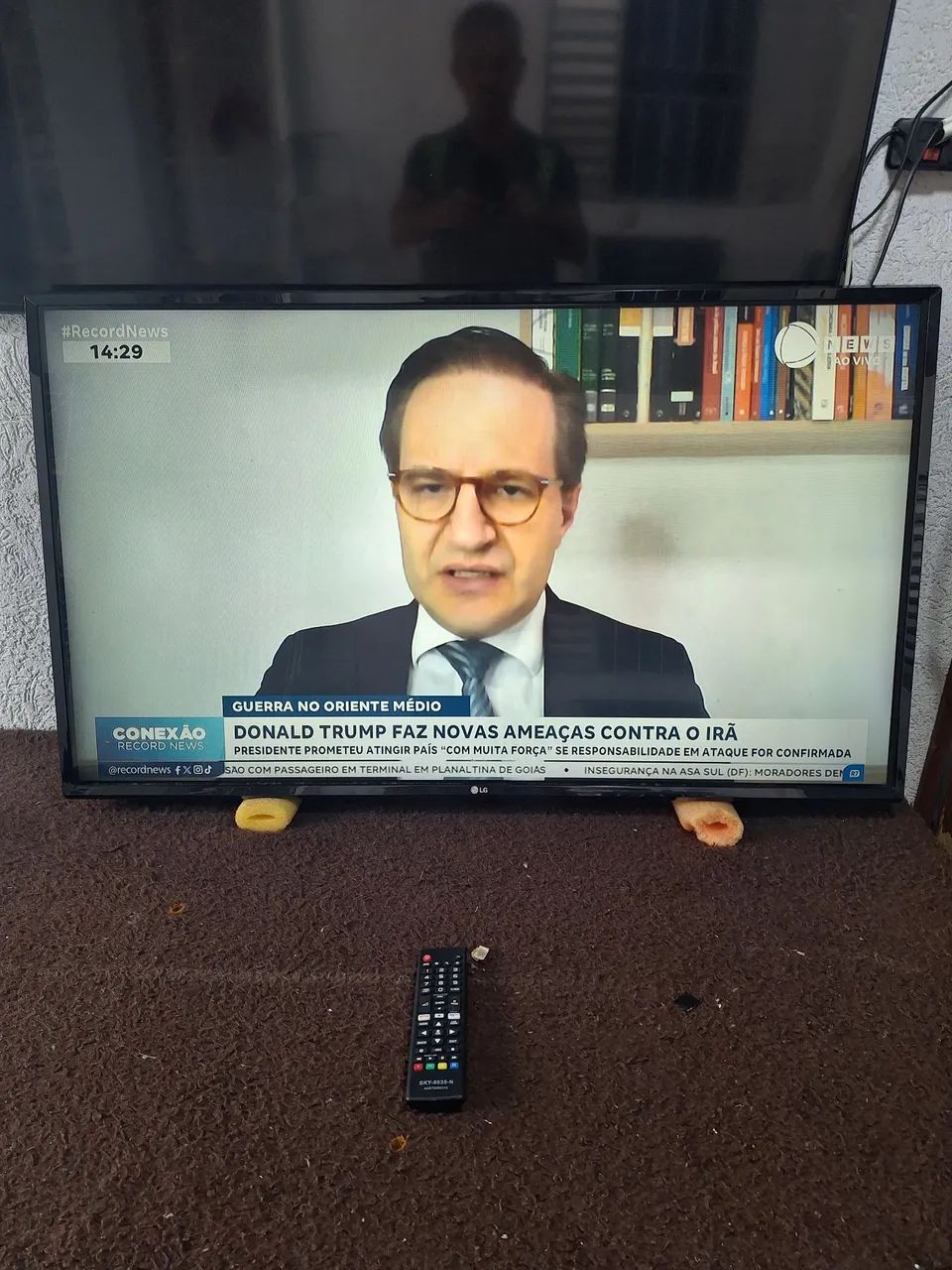 Tv smart lg web os 43 polegadas sem os pes aceito cartão  - Foto 2