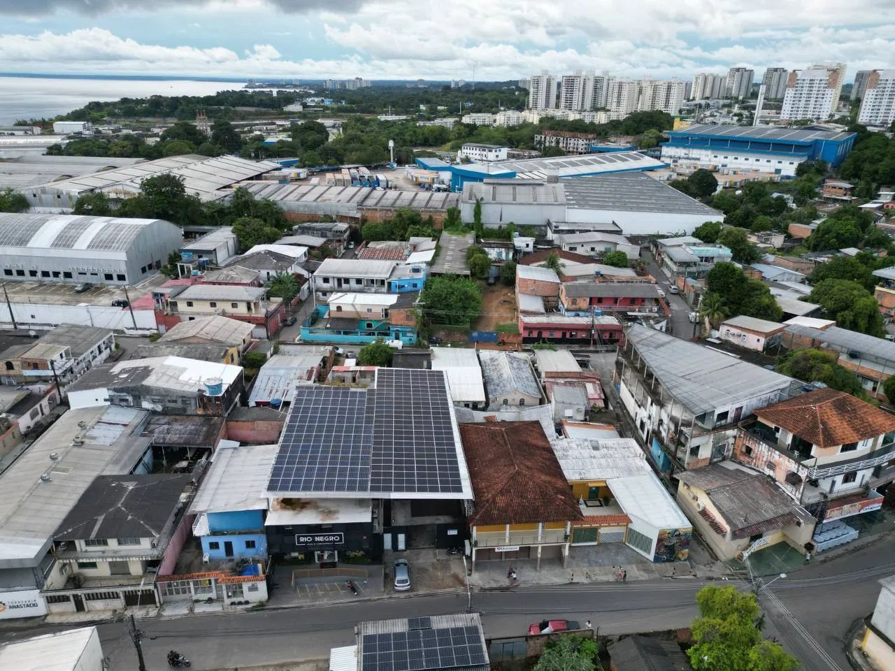 CASA COM 4 QUARTOS SENDO 2 SUÍTES - PRÉDIO COMERCIAL E RESIDENCIAL DE ESQUINA COM 506M² NA - Foto 2