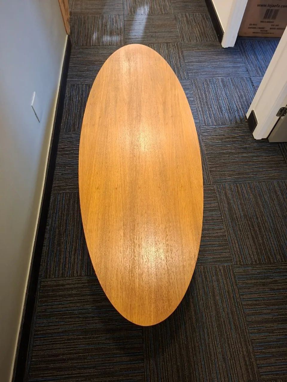 Mesa de centro oval com base geométrica cromada - Foto 3