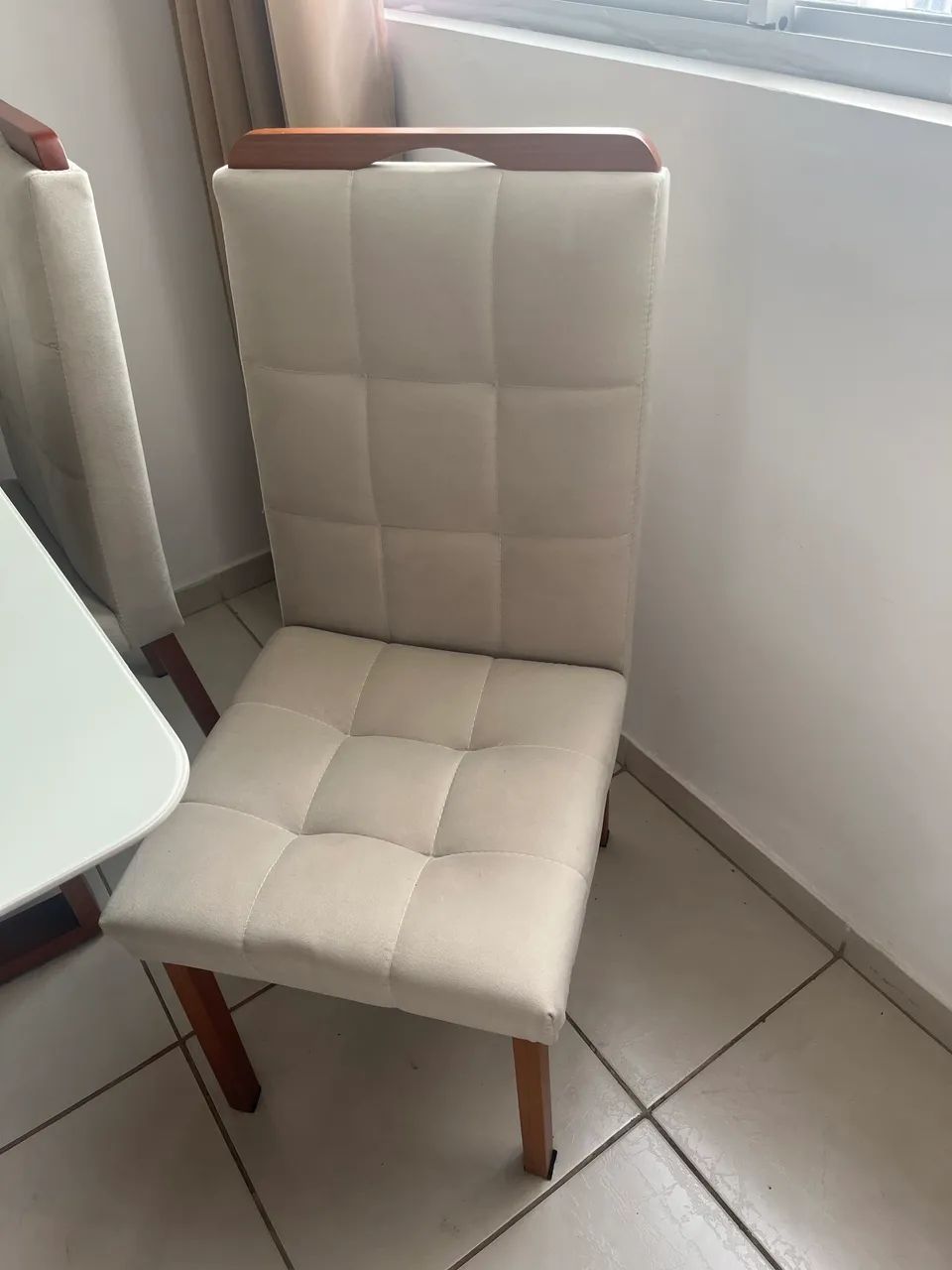 MESA DE JANTAE COM QUATRO CADEIRAS IMPERMEABILIZADAS  - Foto 3